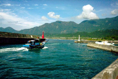 台東成功魚港，一早出航的漁船襯在藍到不行的海水和天空裡希望這也是一個滿載而歸的夏天